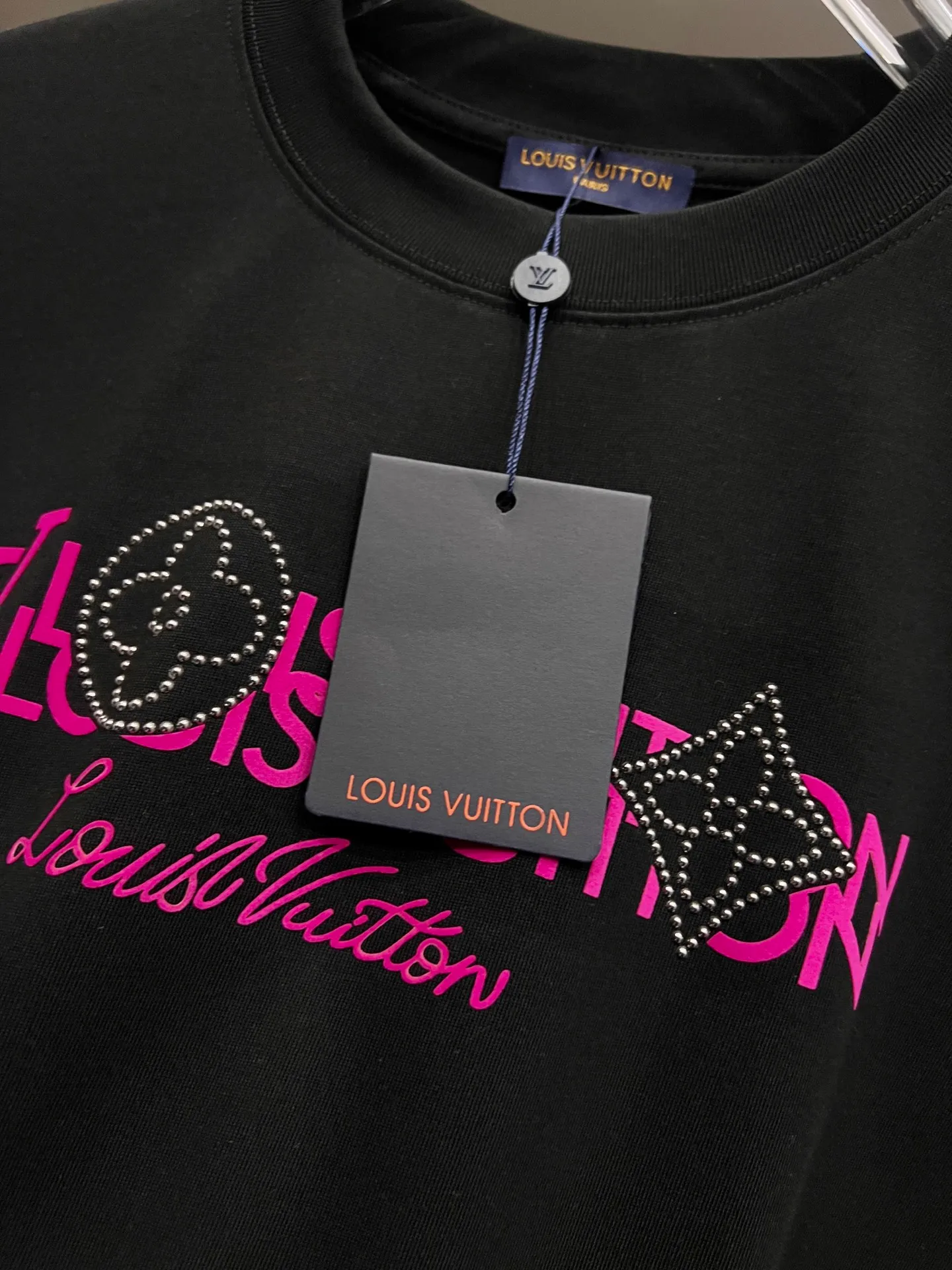 🅿️190 1v Louis* 2025 autumn and winter new style, classic letter three-dimensional foam printing + hot silver pearl diamond craft design, high-end version! Highly breathable and comfortable, customized double yarn plain cotton fabric. Short-sleeved T-shirt. Same style for men and women. Sizes S M L XL XXL Five sizes black white
